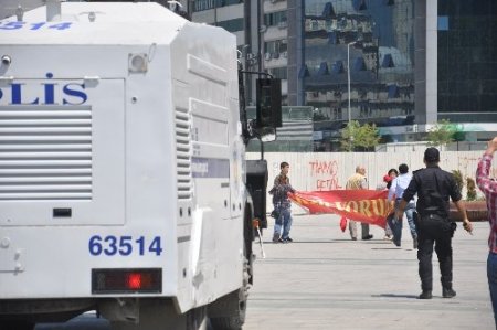 Adliye önündeki korsan gösteriye müdahale