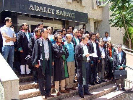 Adliyede eylem yapan avukatlara Batman’dan destek