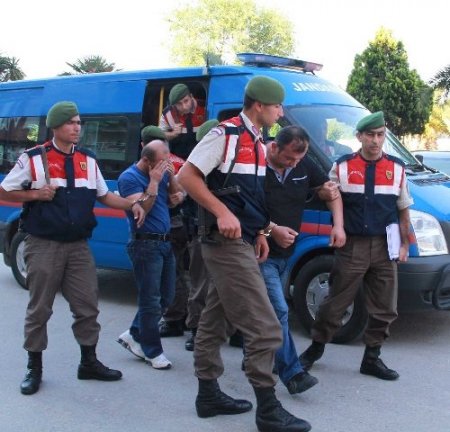 Adliyeye sevk edilen fidyecilere aileleri lanet okudu