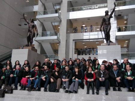 Adliyeyi birbirine katan avukatlar gözaltına alındı