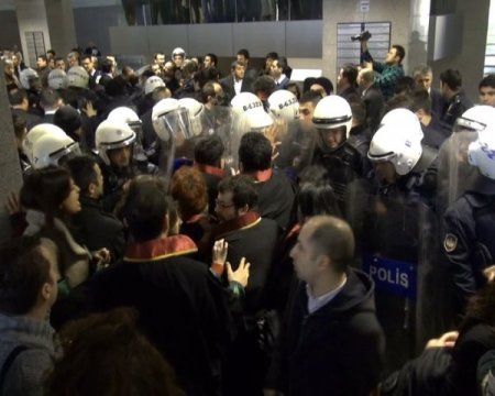 Adliyeyi birbirine katan avukatlar gözaltına alındı