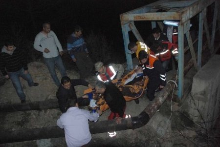 AFAD, dereye düşen gençleri nefes kesen operasyonla kurtardı