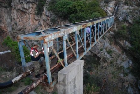 AFAD, dereye düşen gençleri nefes kesen operasyonla kurtardı