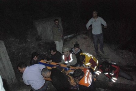 AFAD, dereye düşen gençleri nefes kesen operasyonla kurtardı