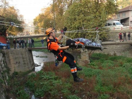 AFAD çalışanlarından nefes kesen tatbikat