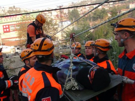 AFAD çalışanlarından nefes kesen tatbikat