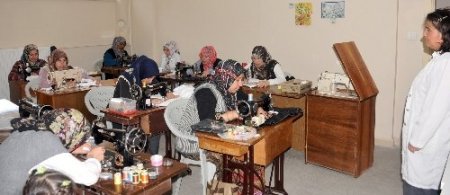 AFEMEK’in kurslarıyla çocuklarının çeyizlerini hazırlıyorlar