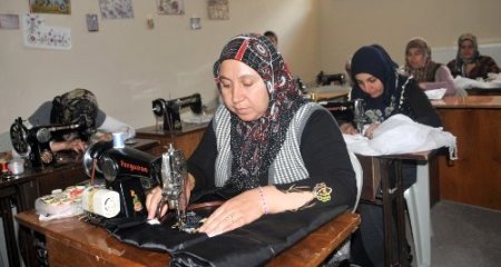 AFEMEK’in kurslarıyla çocuklarının çeyizlerini hazırlıyorlar