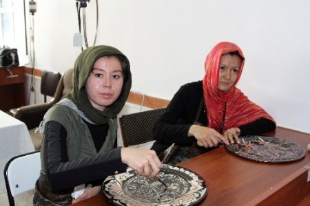 Afgan bayanlar bakır işleme kursu alıyor