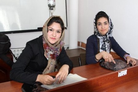 Afgan bayanlar bakır işleme kursu alıyor