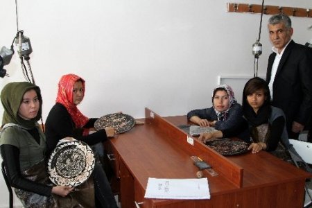 Afgan bayanlar bakır işleme kursu alıyor