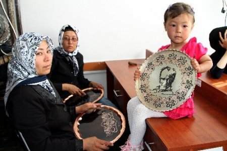 Afgan bayanlar bakır işleme kursu alıyor