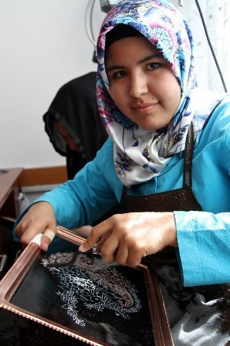 Afgan bayanlar bakır işleme kursu alıyor