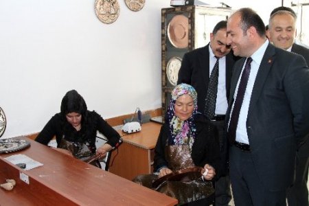 Afgan bayanlar bakır işleme kursu alıyor