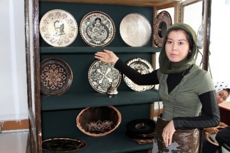 Afgan bayanlar bakır işleme kursu alıyor