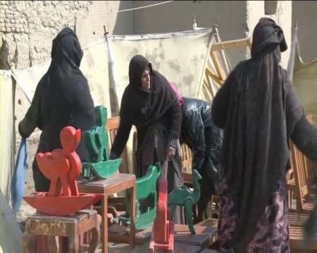 Afgan Kadın Marangozlar Erkeklere Taş Çıkartıyor