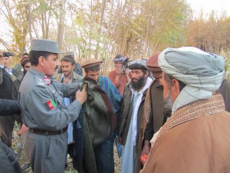 Afganistan'da 13 Taliban Üyesi Silah Bıraktı