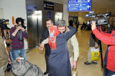 Afganistan’da serbest bırakılan Türkler ailelerine kavuştu