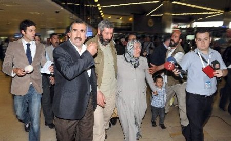 Afganistan’da serbest bırakılan Türkler ailelerine kavuştu