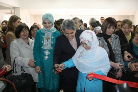 Afganlı Kadınlar Deri Parçalarıyla Süsleme Sanatını Öğrenecek