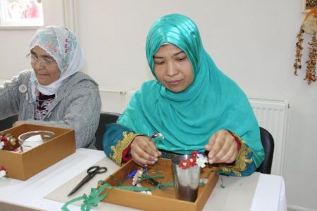 Afganlı Kadınlar Deri Parçalarıyla Süsleme Sanatını Öğrenecek