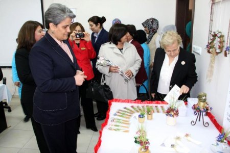 Afganlı Kadınlar Deri Parçalarıyla Süsleme Sanatını Öğrenecek