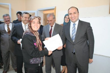 Afganlı mülteciler Türkçe öğreniyor