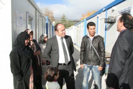 Afganlı sığınmacılar konteynırlarda yaşamlarını sürdürüyor