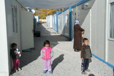 Afganlı sığınmacılar konteynırlarda yaşamlarını sürdürüyor