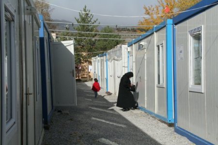 Afganlı sığınmacılar konteynırlarda yaşamlarını sürdürüyor