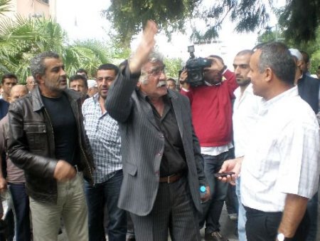 Afiş Tartışması Tekme Tokatlı Kavgaya Dönüştü