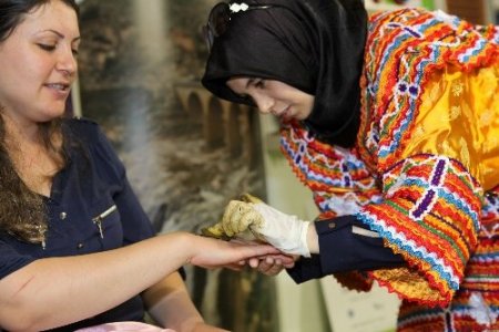 Afrika usulü saç örme ve kına kadınların ilgi odağı oldu