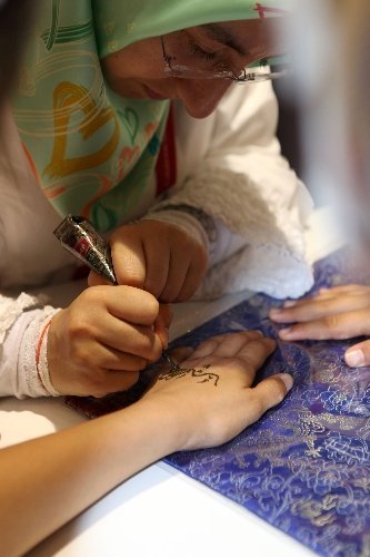 Afrika usulü saç örme ve kına kadınların ilgi odağı oldu