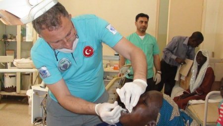 Afrika’daki Olaylar Dünyaya Küstürdü; Türk Doktorlar Hayata Döndürdü