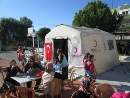 Afrikalı öğrenciler aşure dağıttı