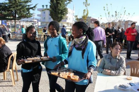 Afrikalı öğrenciler aşure dağıttı