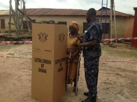 Afrika'nın örnek demokrasisi Gana'da 13 milyon sandığa gitti