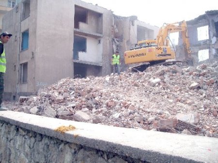 Afyon’da kentsel dönüşüm 35 yıllık binaların yıkımıyla başladı