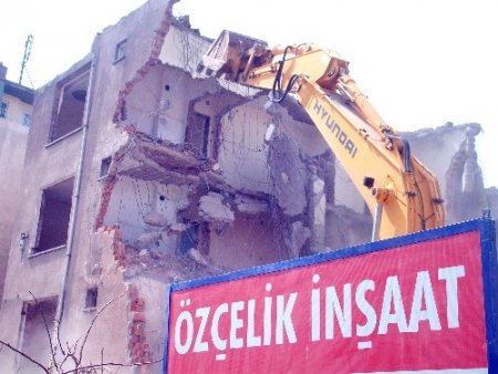 Afyon’da kentsel dönüşüm 35 yıllık binaların yıkımıyla başladı