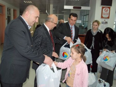 Afyonkarahisar Belediyesi, Ticaret Borsası İşbirliğiyle 250 Çocuğu Sevindirdi