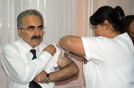 Afyonkarahisar'da 3 Günde 2 Bin 600 Sağlık Çalışanına Domuz Gribi Aşısı Yapılacak