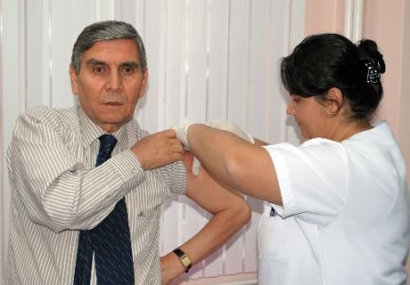 Afyonkarahisar'da 3 Günde 2 Bin 600 Sağlık Çalışanına Domuz Gribi Aşısı Yapılacak