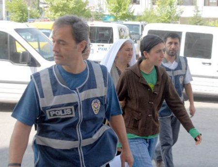 Afyonkarahisar'da 3 Kişinin Öldüğü Cinayetle İlgili Gözaltına Alınan 6 Sanık Adliyeye Çıkarıldı