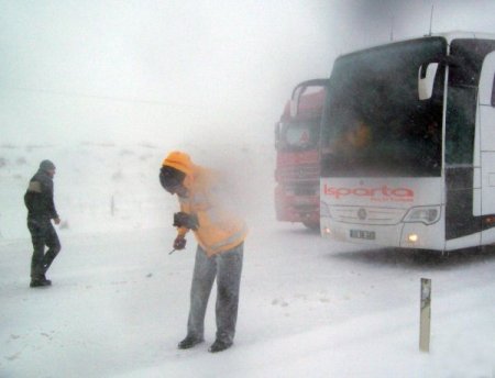 Afyonkarahisar’da Dün Kapanan Yol Hala Açılamadı