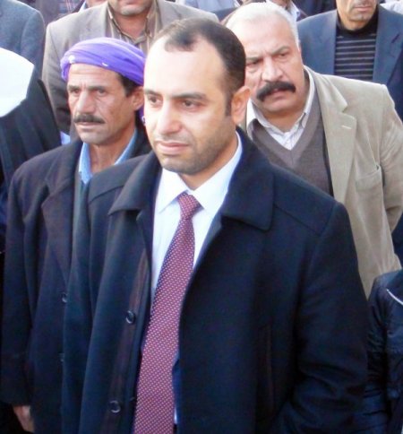 Ağabeyine benzeyen iş adamı bıçaklandı