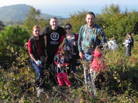 Ağaç yaşken eğilir dediler, çocuklarıyla fidan diktiler