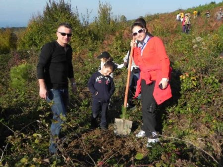 Ağaç yaşken eğilir dediler, çocuklarıyla fidan diktiler