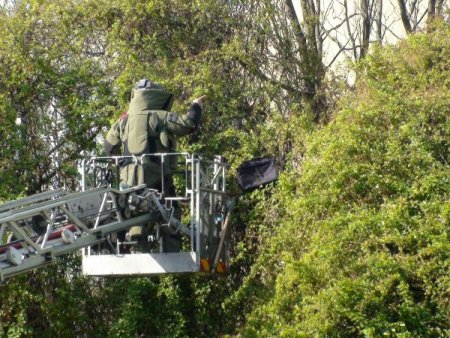 Ağaca asılı şüpheli çanta E-5'i kapattı