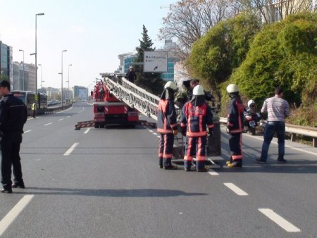 Ağaca asılı şüpheli çanta E-5'i kapattı