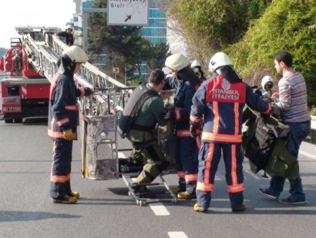 Ağaca asılı şüpheli çanta E-5'i kapattı